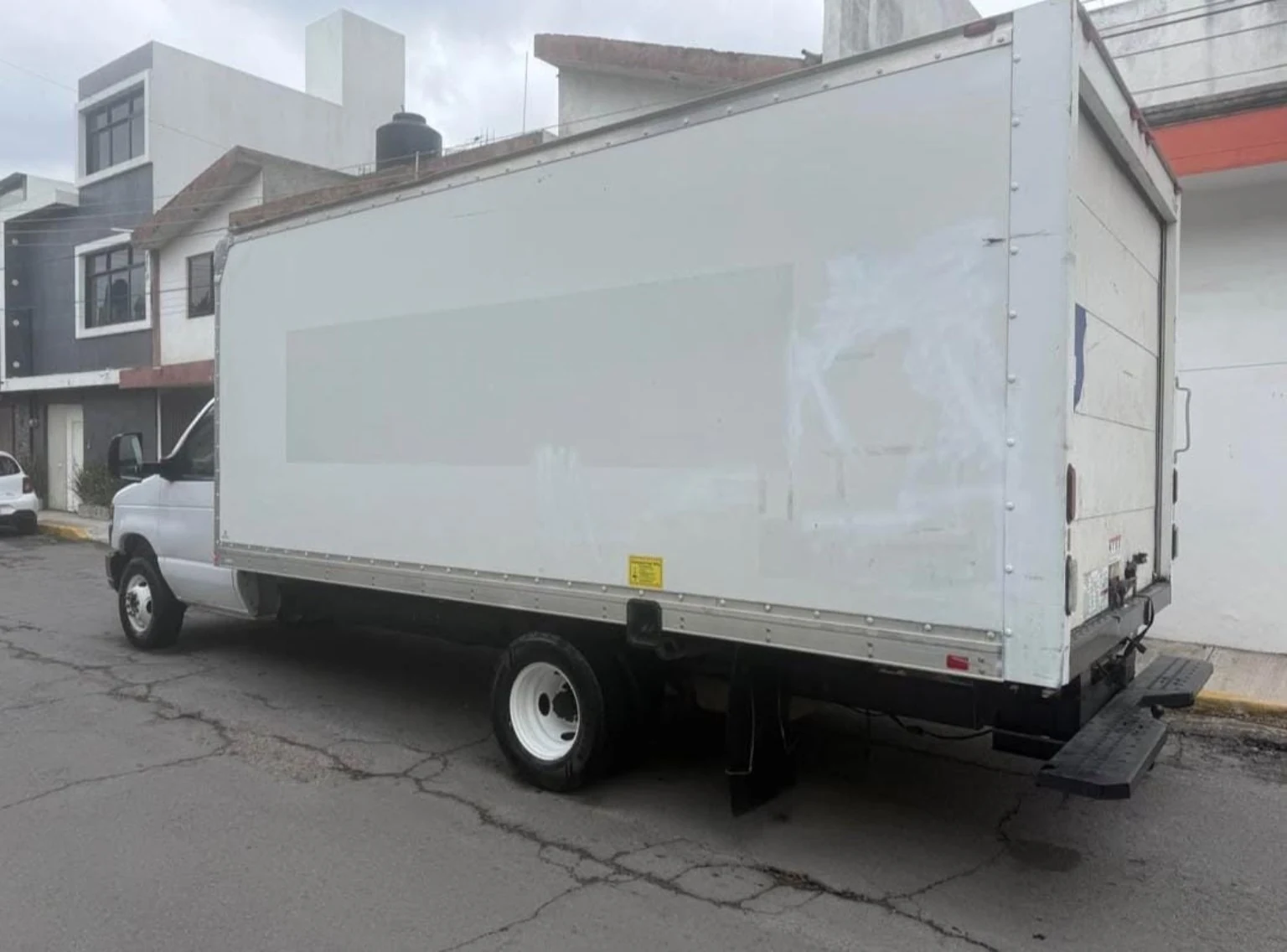 Camión blanco de caja seca