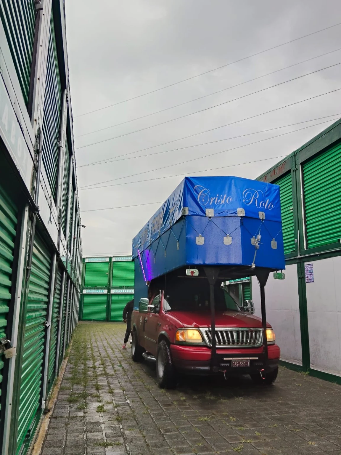 Camioneta roja con caja azul Cristo Roto
