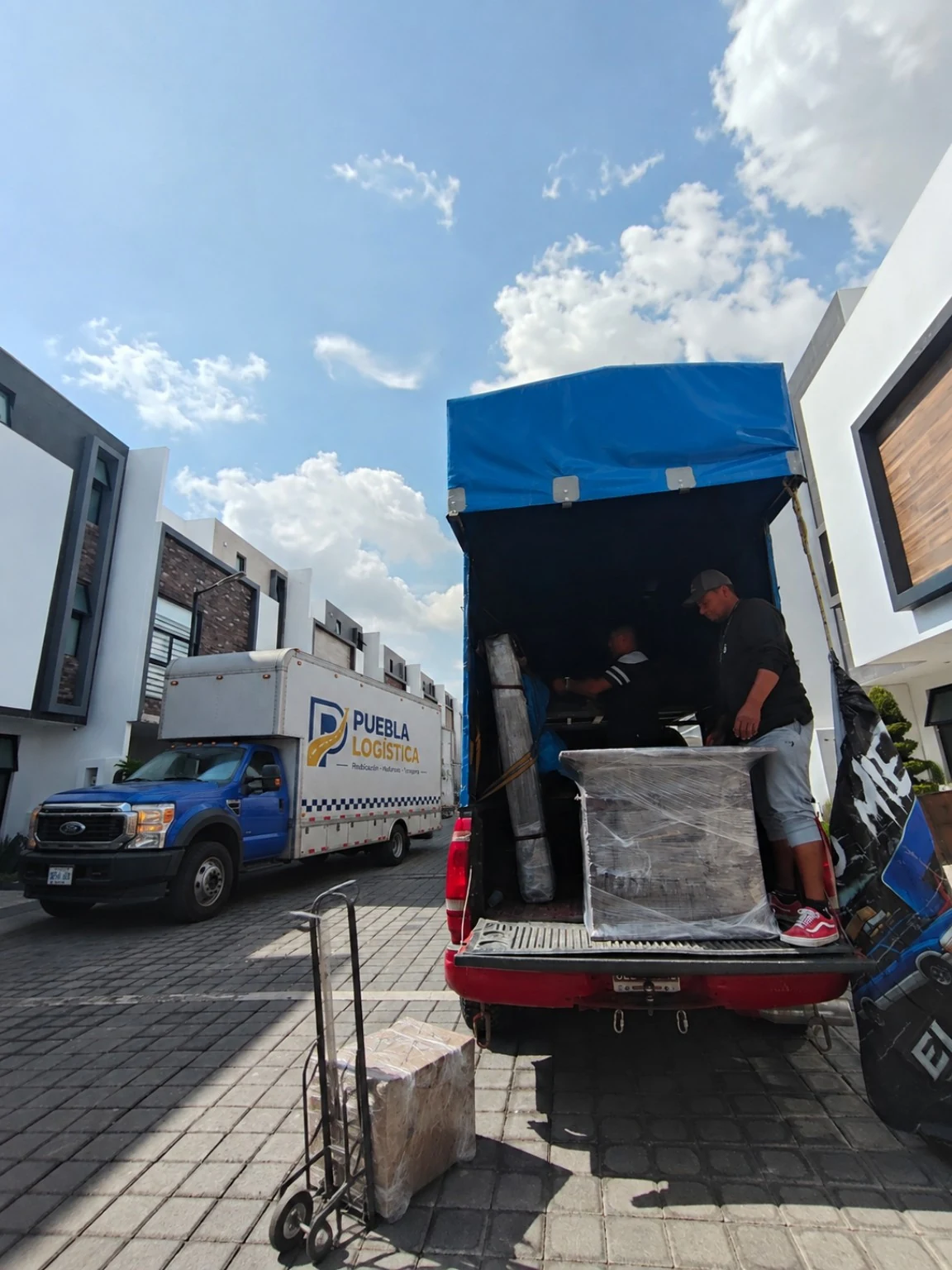 Operación de mudanza con dos unidades en zona residencial