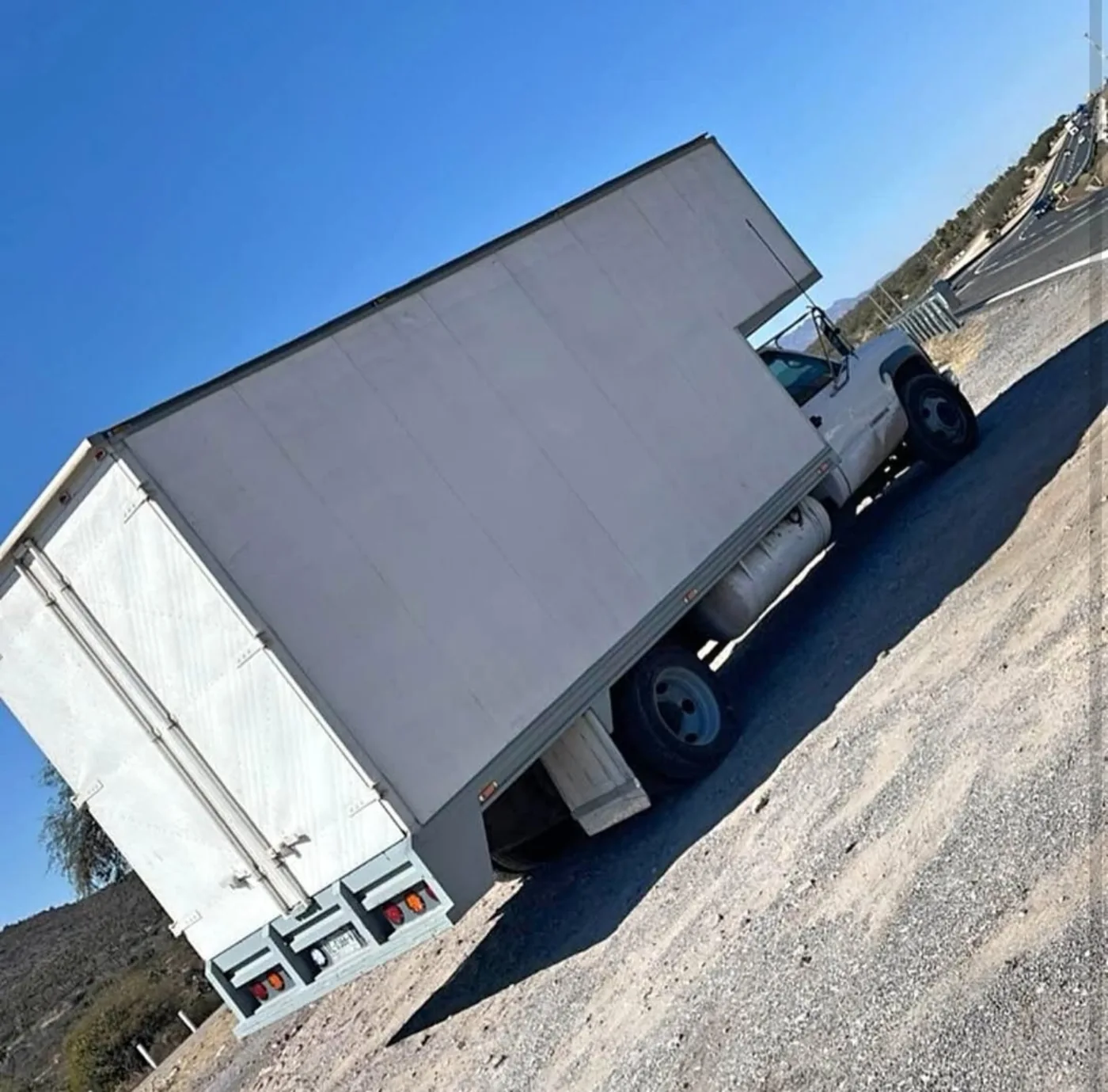 Unidad de transporte realizando una ruta foránea