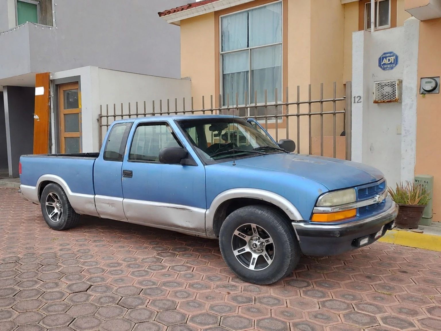 Camioneta azul estacionada